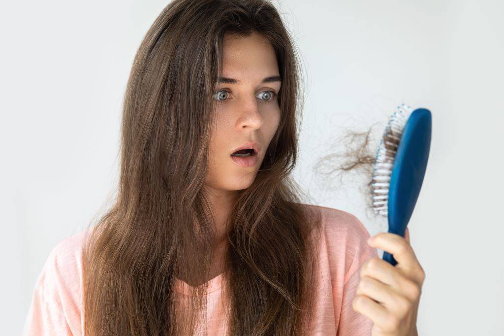 Выпадение волос – причины и лечение у девушек