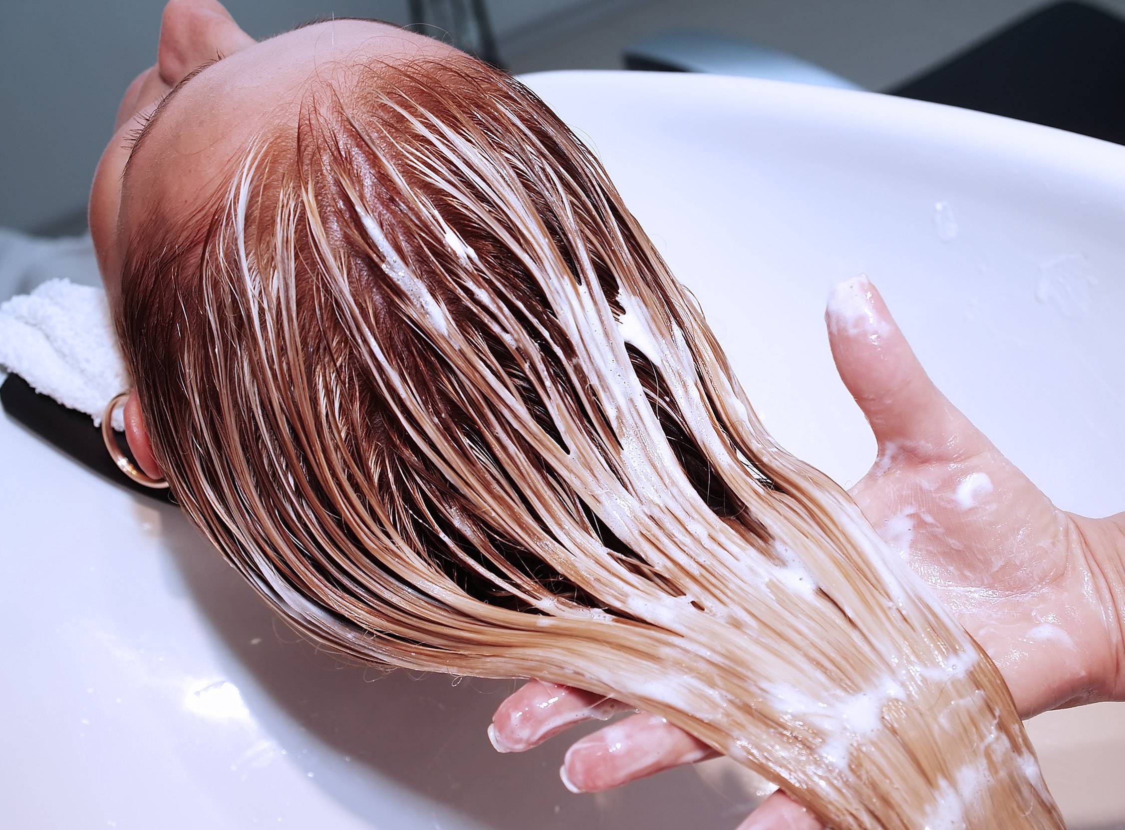 Как ухаживать за окрашенными волосами в домашних условиях: профессиональные маски, народные рецепты