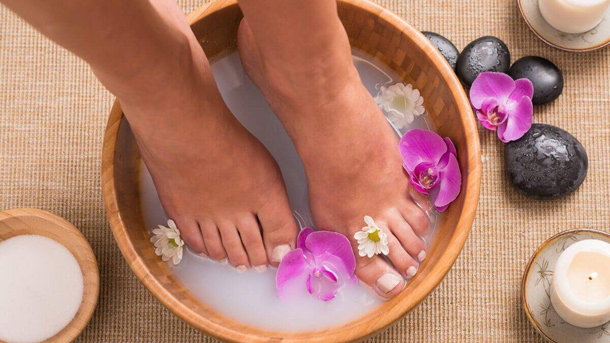 Эффективные ванночки для ног в домашних условиях. лечебные и расслабляющие ванночки для ног: самые лучшие рецепты