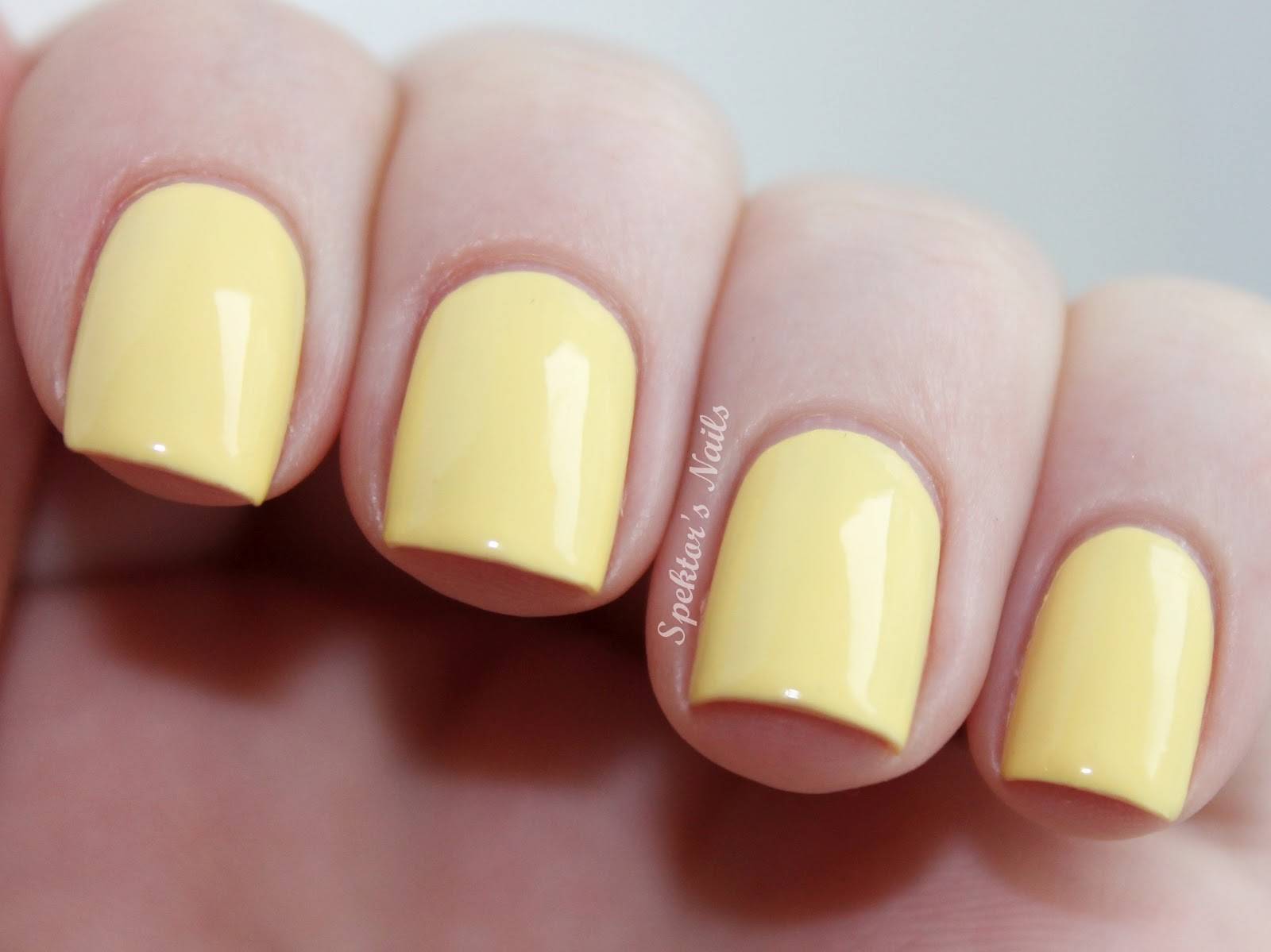 Бледно желтый лак для ногтей
