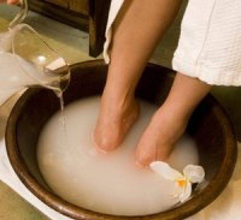 Как принимать ванночки. Молочные ванночки для ног. Ванночки от грибка стопы. Соляные ванночки для ног. Ножные ванны.