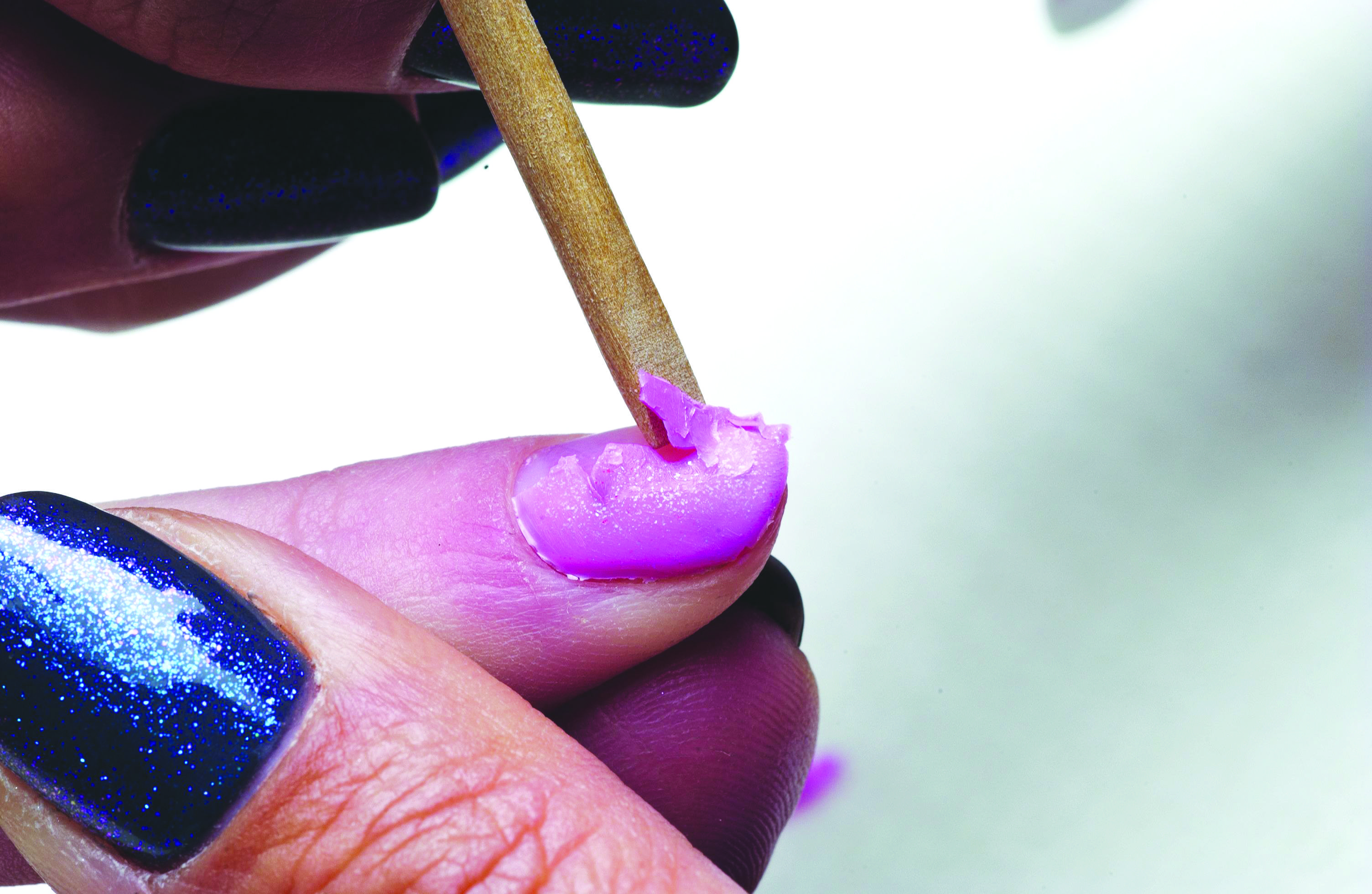 Не держится покрытие на ногтях. Снятие покрытия маникюр. Старый гель лак. Оторванный гель лак с ногтя. Покрытие ногтей гель лаком слои покрытия.