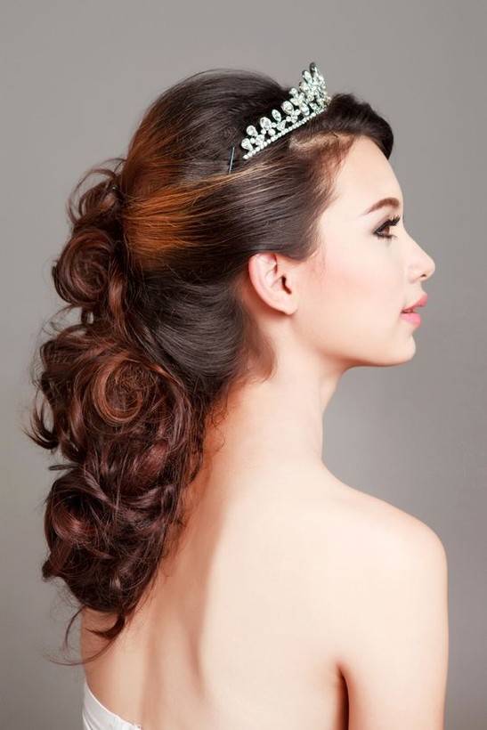 Свадебные прически с диадемой: галерея для невесты-принцессы