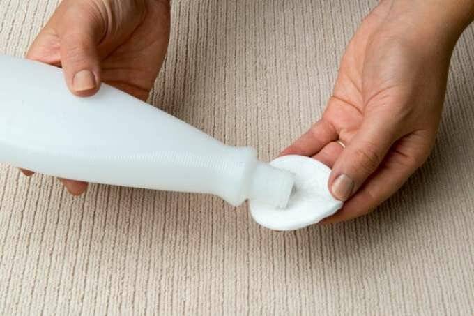 Как убрать лак для ногтей, который попал на одежду: домашние способы