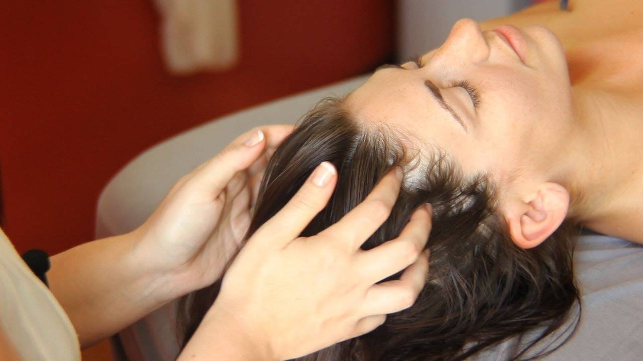 Как правильно выполнять массаж головы для роста волос?