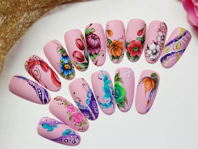 Маникюр с цветами: лучшие рисунки на ногтях (фото)