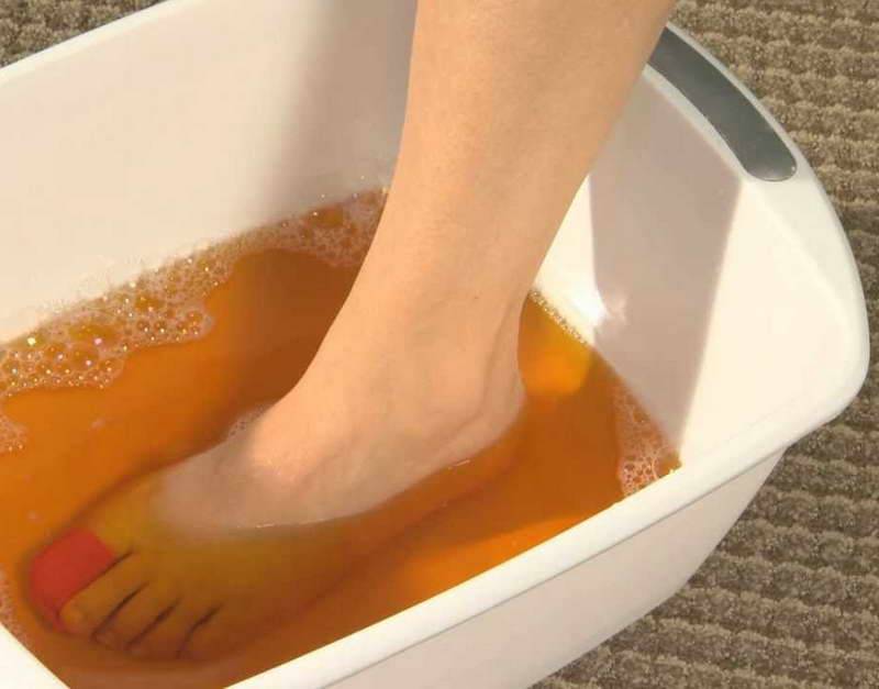 Можно держать ноги в горячей воде. Ванночка для компрессов ног. Ванночка для ног от грибка. Уксусная ванночка для ног.