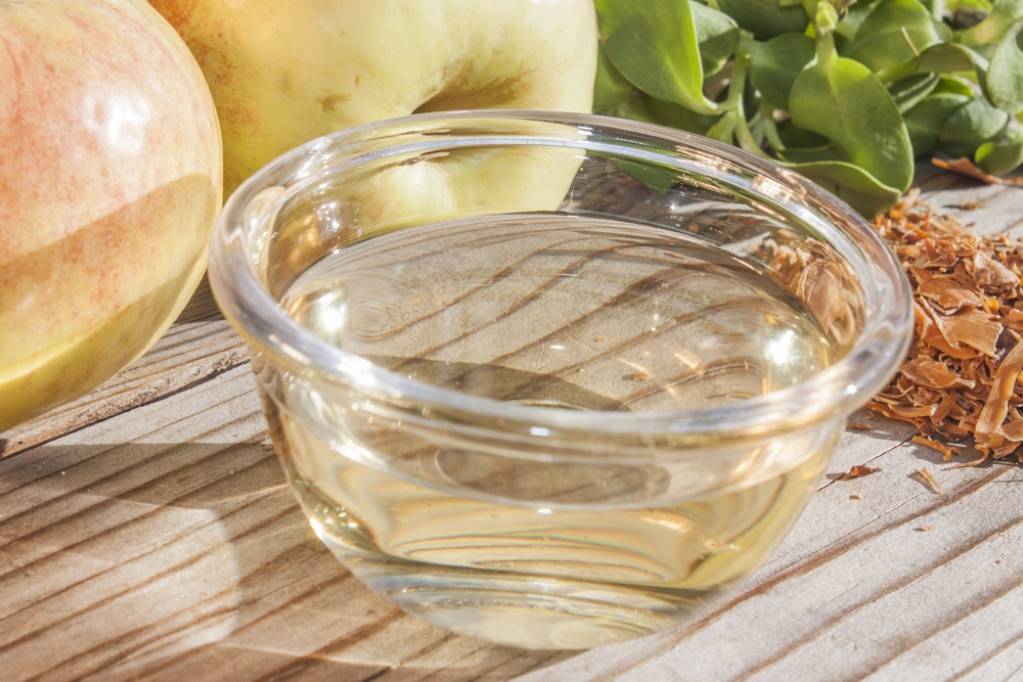 Можно ли использовать яблочный уксус для ухода за кожей лица? состав, польза и вред продукта