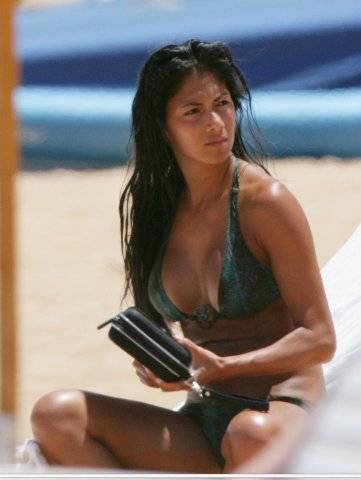 Фигуры знаменитостей в купальниках: фото