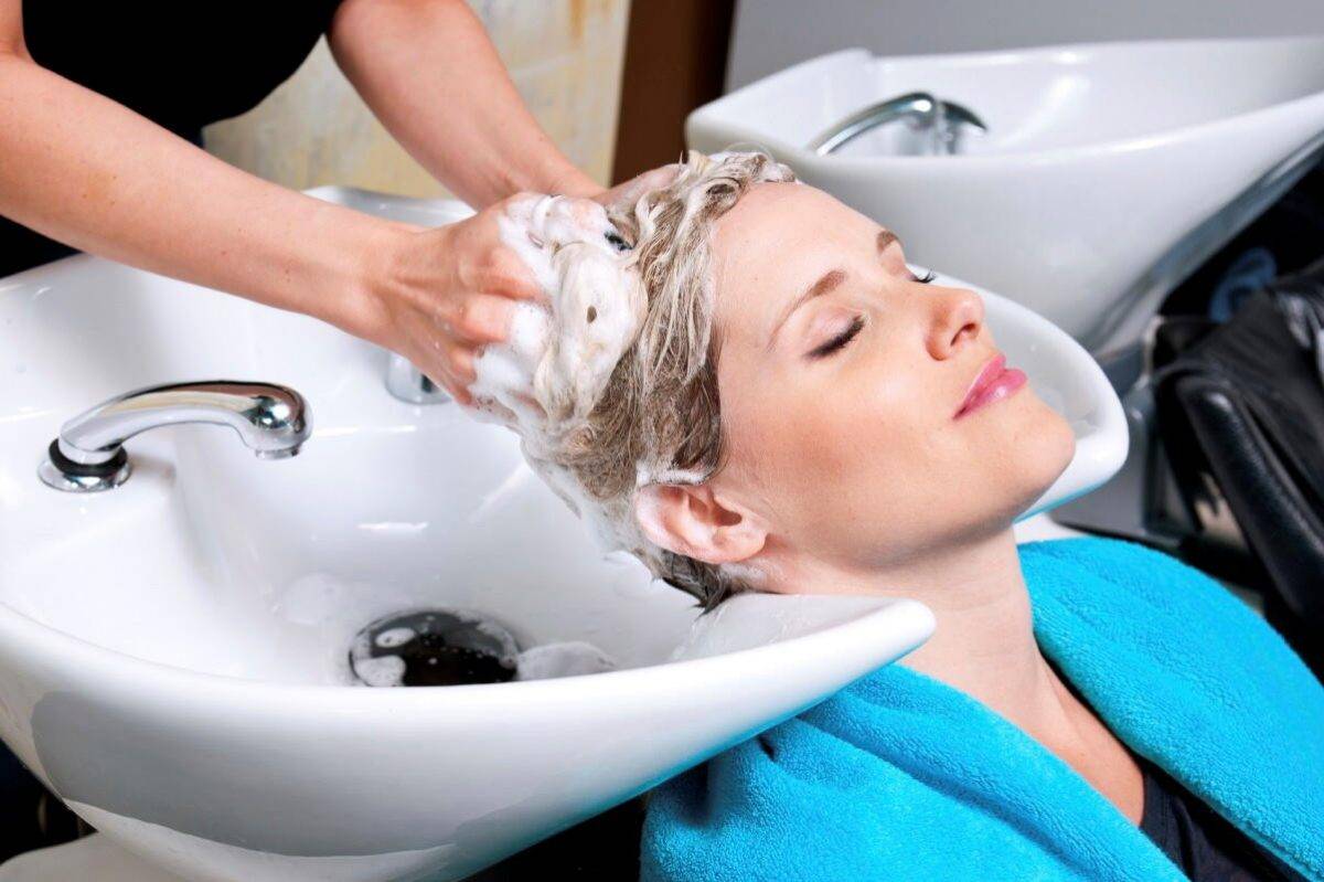 Уход за волосами после химической завивки: советы по уходу и укладке