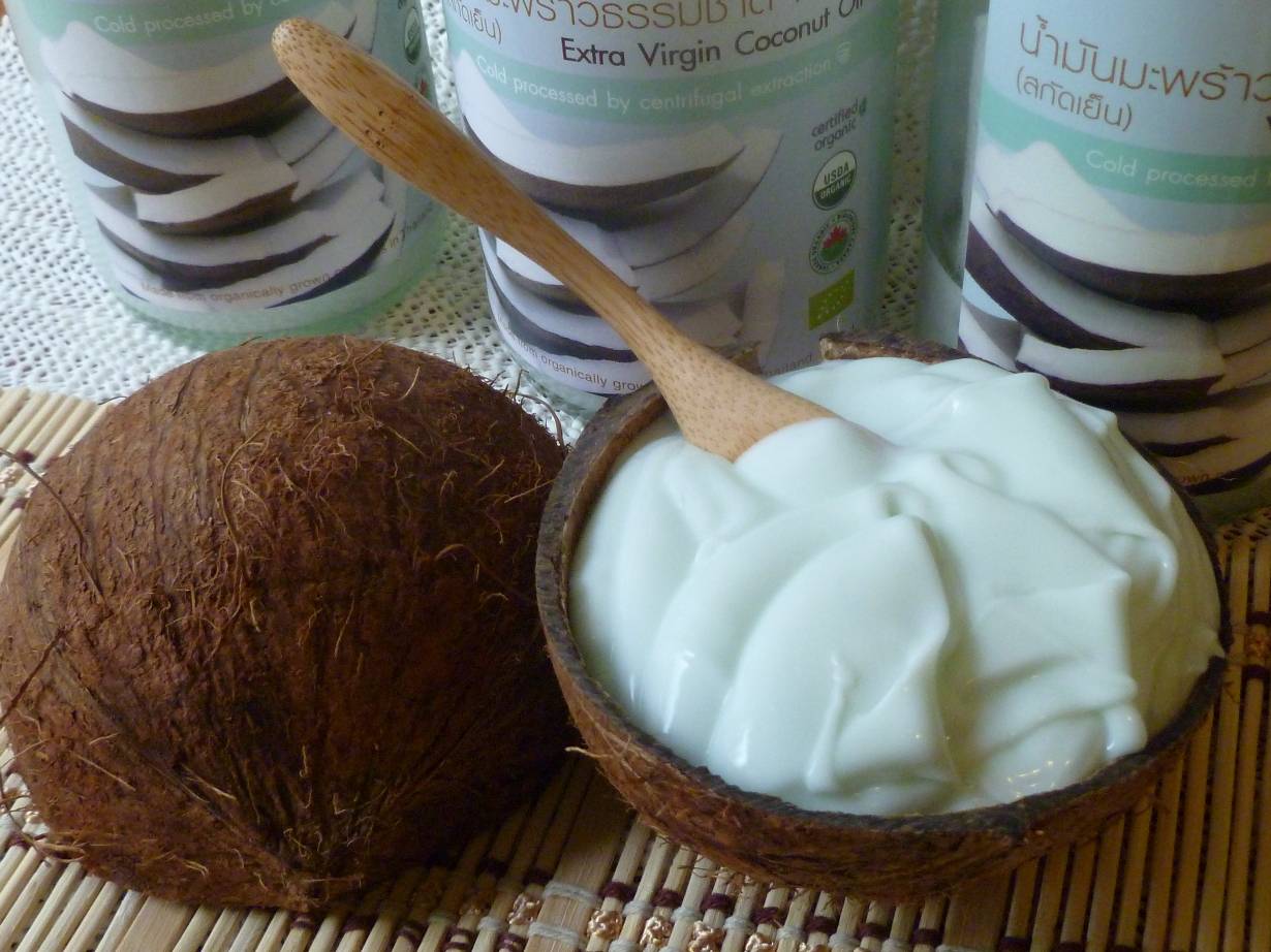 Кокосовое масло для волос — самый популярный продукт для восстановления поврежденной шевелюры