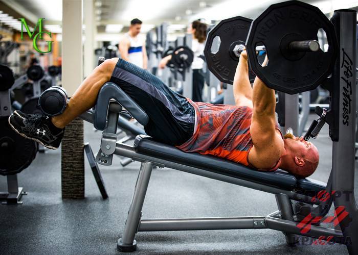 Жим на наклонной скамье, польза, противопоказания, правильная техника