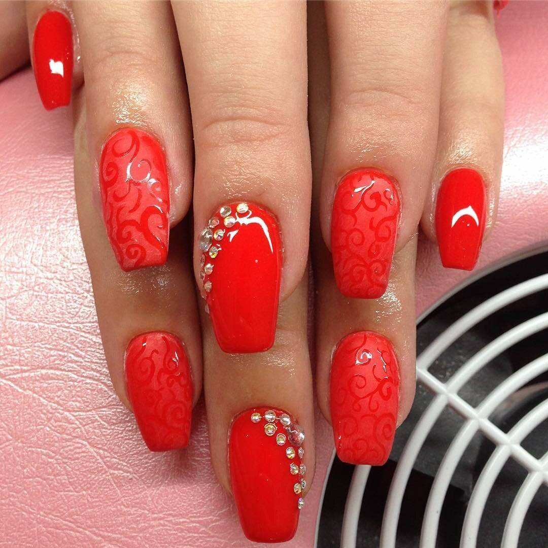 Красный маникюр на короткие ногти 2020: топ-8 актуальных трендов