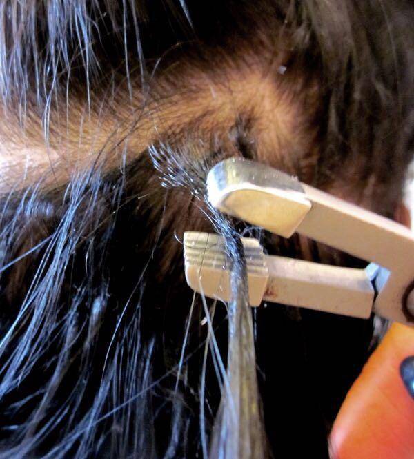 Как снять капсульное наращивание. Снятие нарощенных волос. Наращивание волос снятие. Снятие нарощенных волос капсулы. Снятия наращивания волос капсулы.
