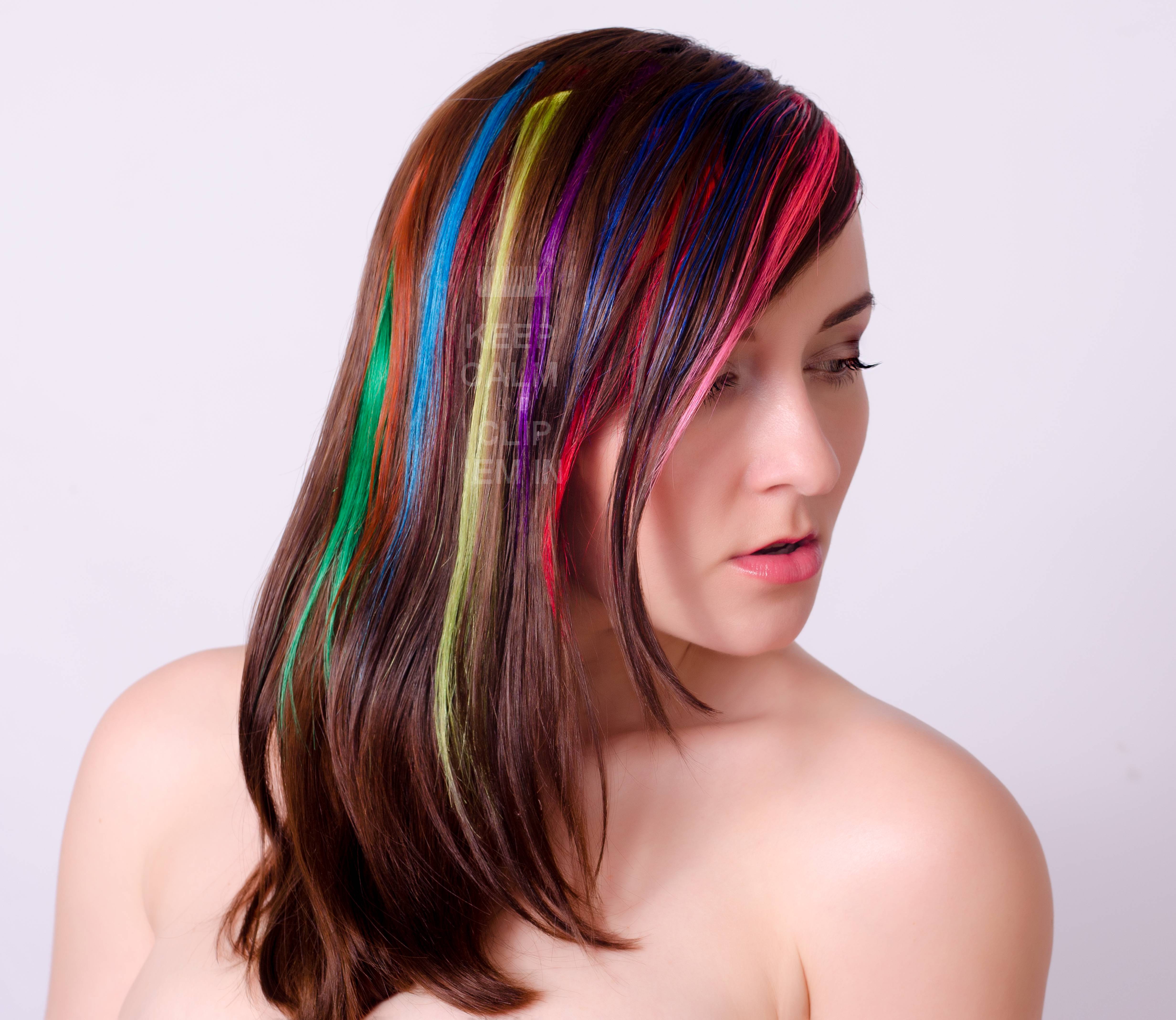 Какие пряди покрасить. Разноцветные пряди. Разноцветное мелирование на русые волосы. Мелирование с цветными прядями. Цветные пряди на волосах.