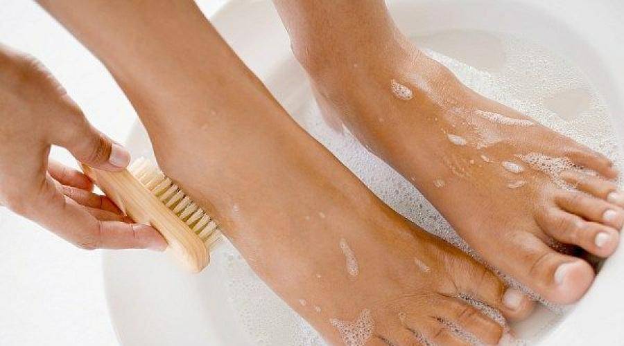 Ванночки при трещинах. Красивая увлажненная кожа ног. Ванночка для ног с перекисью водорода для пяток. Грибок стопы ванночки для ног с перекисью водорода.