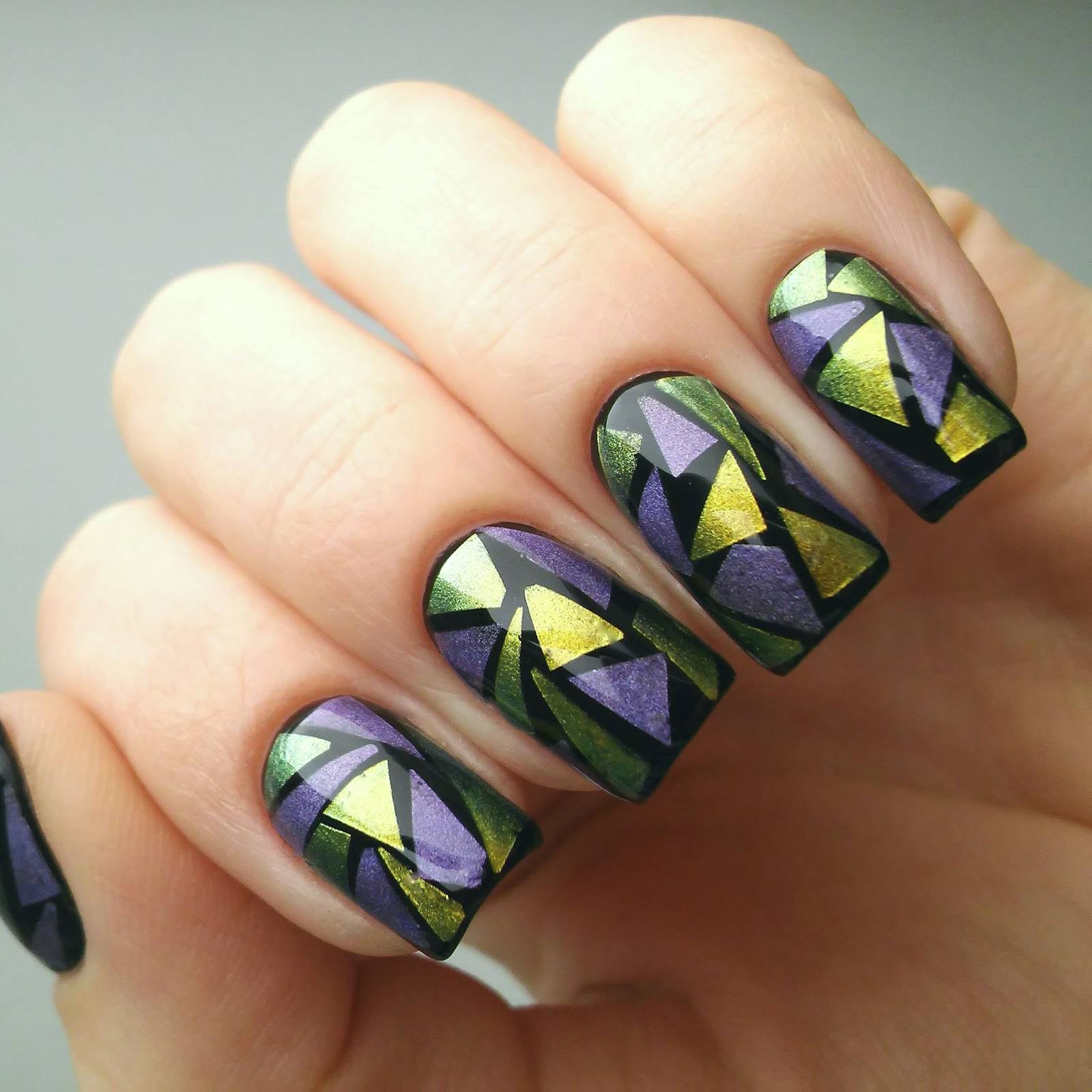 Как сделать необычный витражный маникюр?