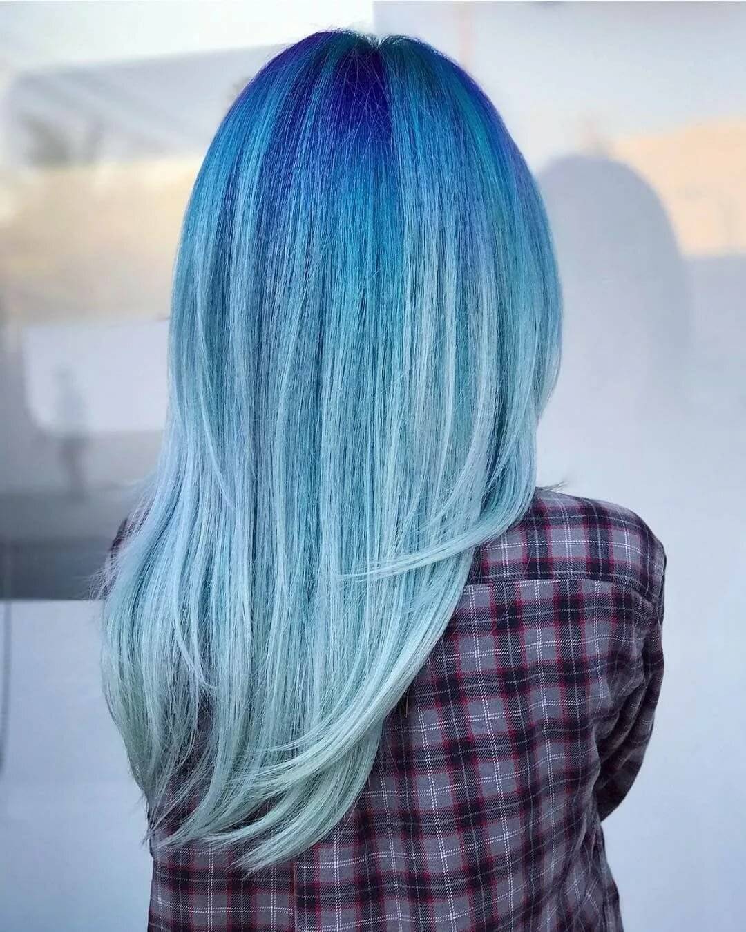 Каким цветом можно покрасить русые волосы. Синие пряди на русых волосах. Голубые пряди на русых волосах. Синее омбре на русые волосы. Синее мелирование.