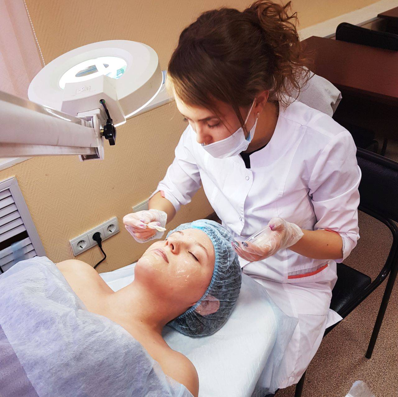 Косметолог: кто такой врач-косметолог, что он делает, как и где выучиться на косметолога без медицинского образования, что нужно