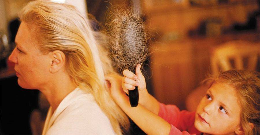 Выпадение волос у кормящей матери при грудном вскармливании - причины, что делать