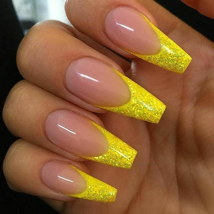 Желтый френч на ногтях с рисунком миндалевидной формы