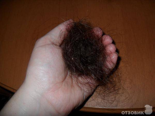 Почему выпадают волосы при мытье головы. Норма выпадения волос. Норма выпадения волос на расческе. Выпадение волос при мытье головы.
