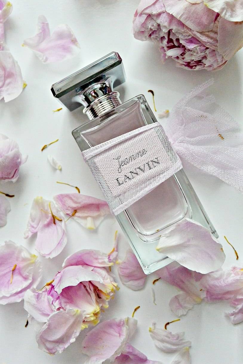 Пудровые ароматы духов для женщин известных марок: список самых популярных - aromacode