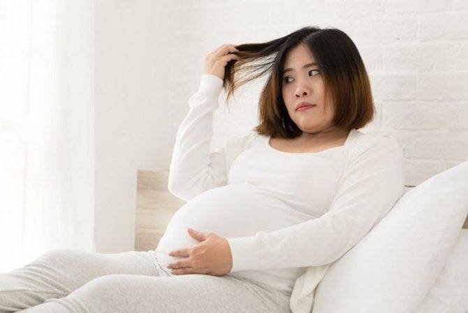 Выпадение волос при беременности на ранних сроках: какими средствами можно пользоваться, что категорически запрещено, к какому врачу следует обратиться?