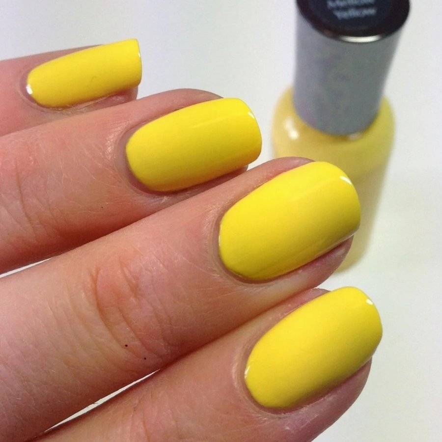 Желтые матовые ногти
