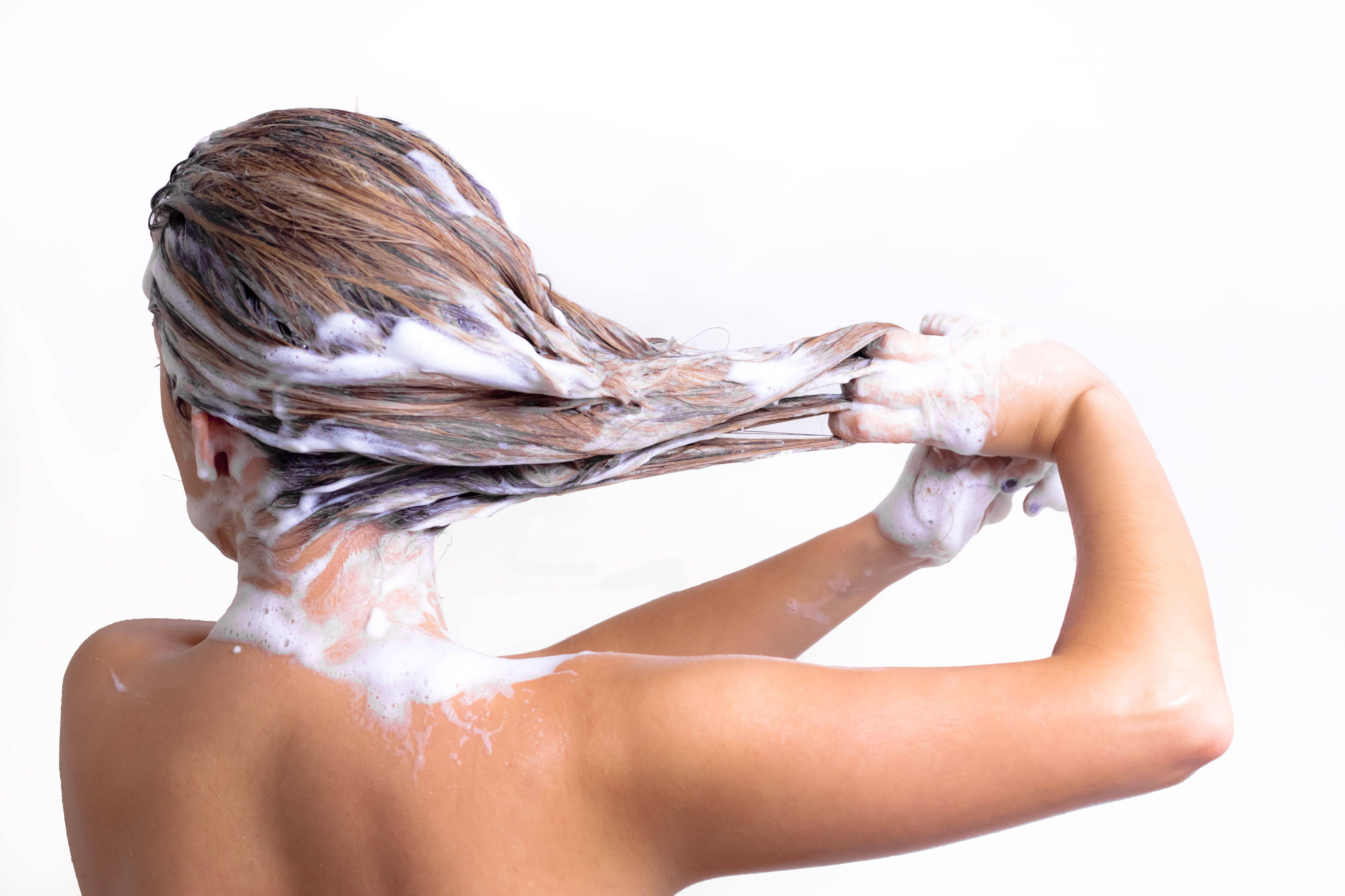 Маска перед мытьем. Мытье головы. Гигиена волос. Шампунь для волос. Девушка моет волосы.