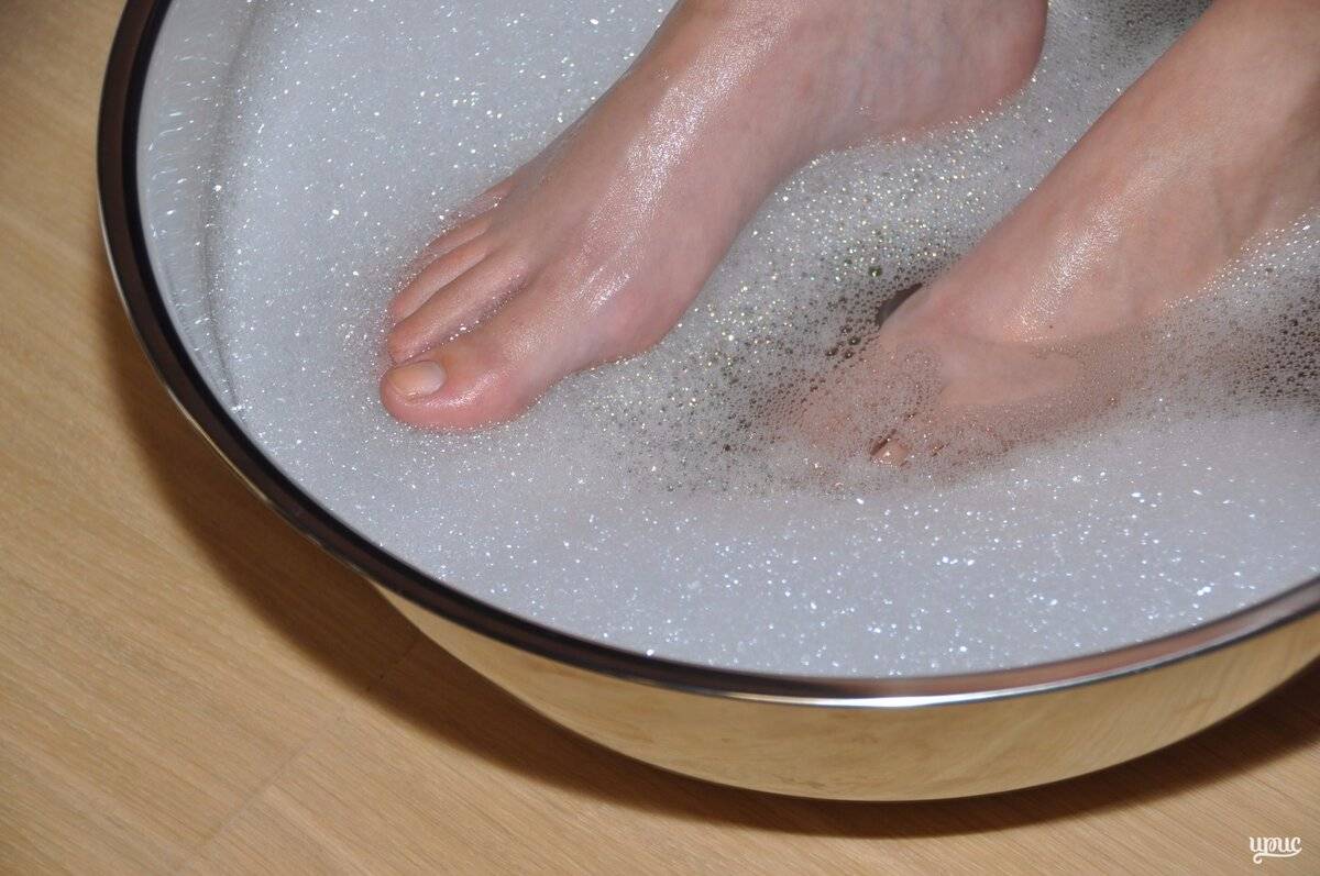 Ванночки с хозяйственным мылом. Ванночка для ног. Ножные ванночки. Ванна для ног. Мыльно содовая ванночка для ног.
